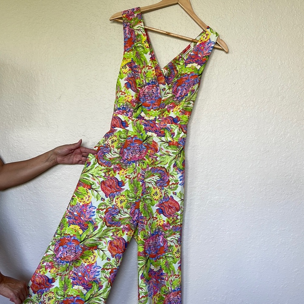Cute floral jumper! Great for your next vacation